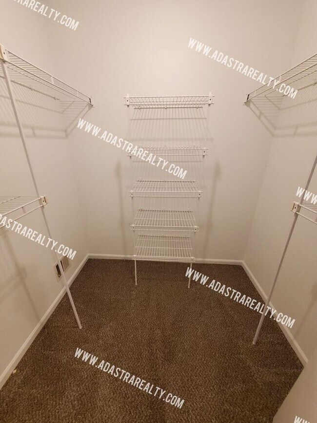 Building Photo - Gorgeous Shawnee Mission NW Home-Coming SO...