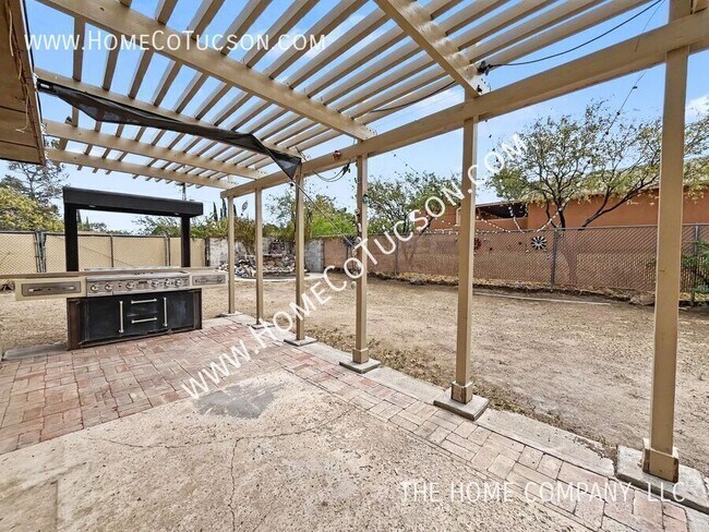 Building Photo - 2320 W Calle Grato