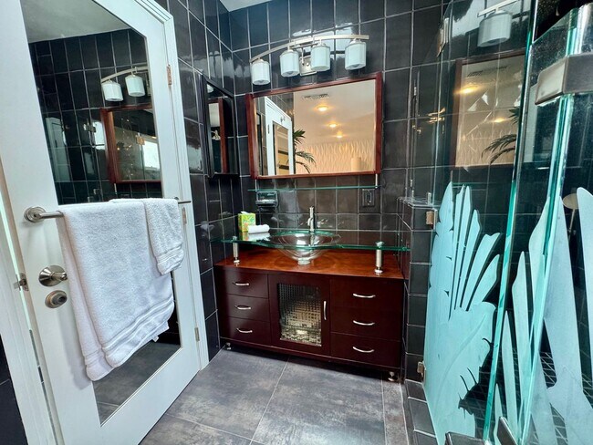 Building Photo - 423