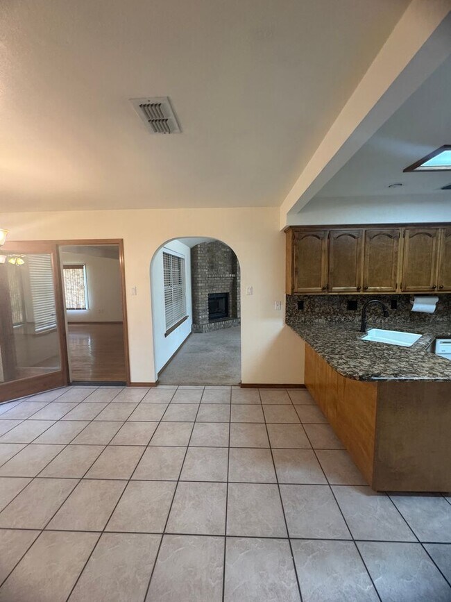 Building Photo - 3Bd 2Bth Home in the Sought-after Colonial...