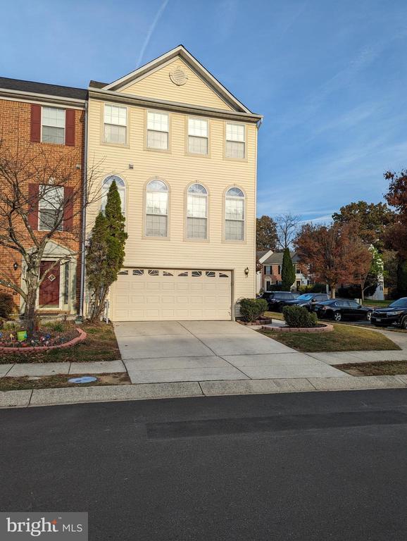 Building Photo - 2701 Summers Ridge Dr