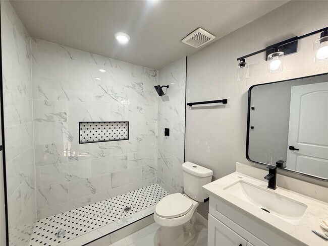 Building Photo - 2209 Gano St