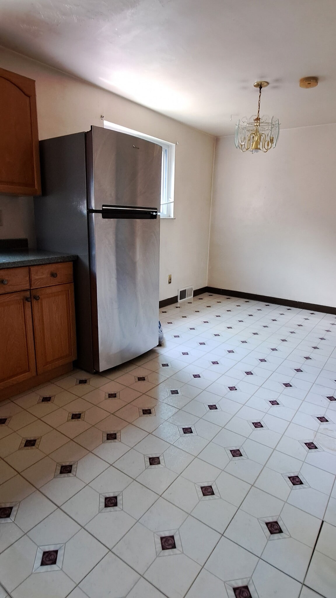 Large eat-in kitchen - 402 Brierly Ln