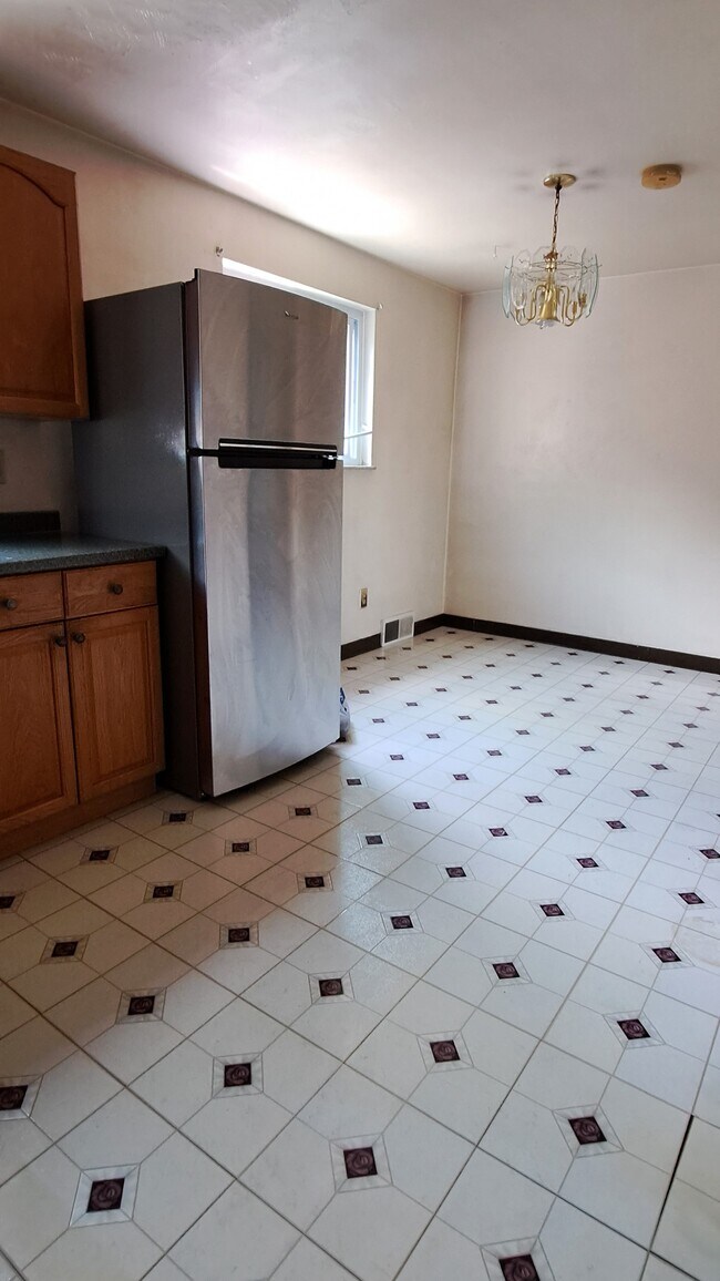 Large eat-in kitchen - 402 Brierly Ln