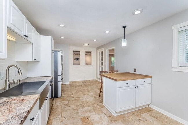Building Photo - Fantastic 4 Bedroom Home In Great North Indy Location!