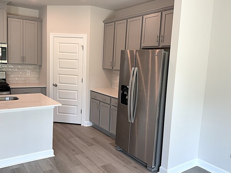 Building Photo - 210 Granby Trl