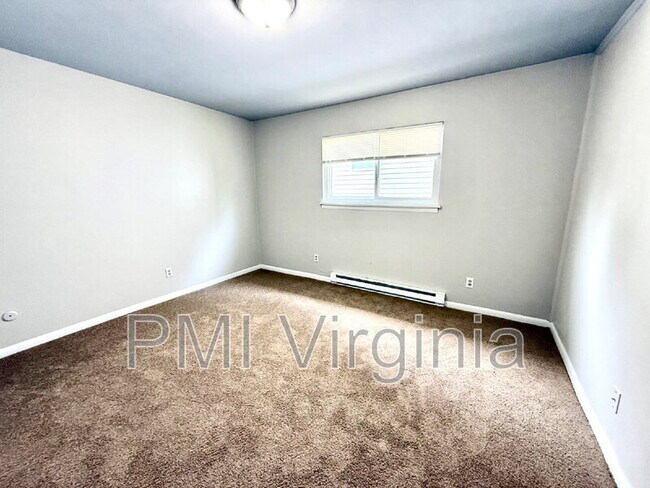 Building Photo - 2421 Courtney Ave