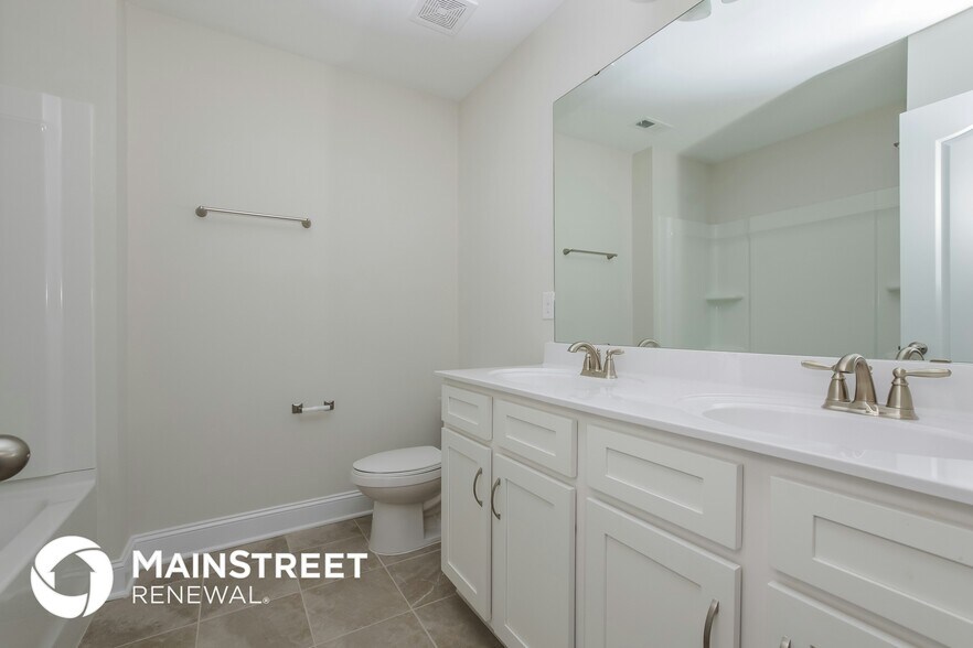 Building Photo - 2139 Vecchio Dr