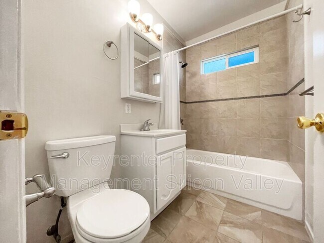 Building Photo - 923 Ravenscourt Ave