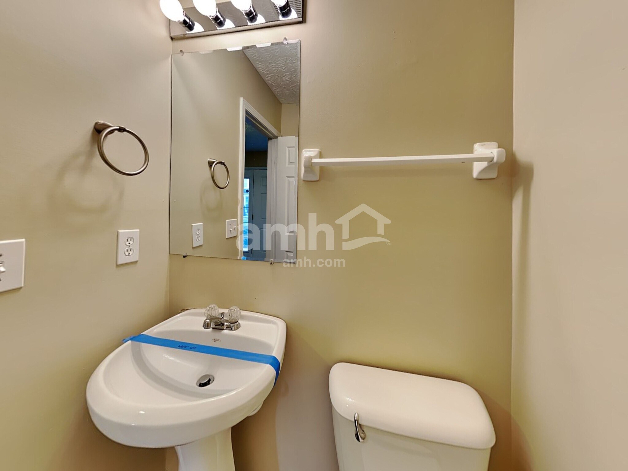 Building Photo - 2490 Delowe St