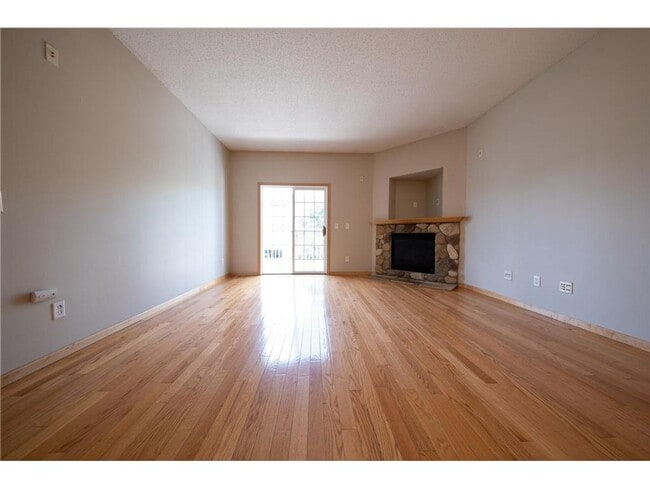 Building Photo - Spacious *3Bed*2Bath townhome Cottage Grove Available Sept 1.
