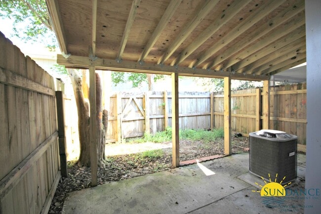 Building Photo - Adorable 2 Bedroom Townhouse located in Fort Walton Beach!