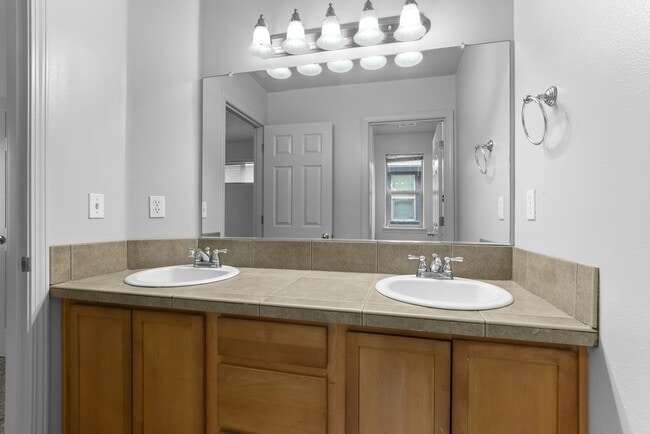 Building Photo - Available NOW Hillsboro End Unit Townhome Minutes to Intel Jones Farm, Costco, Parks 1 Small Pet OK
