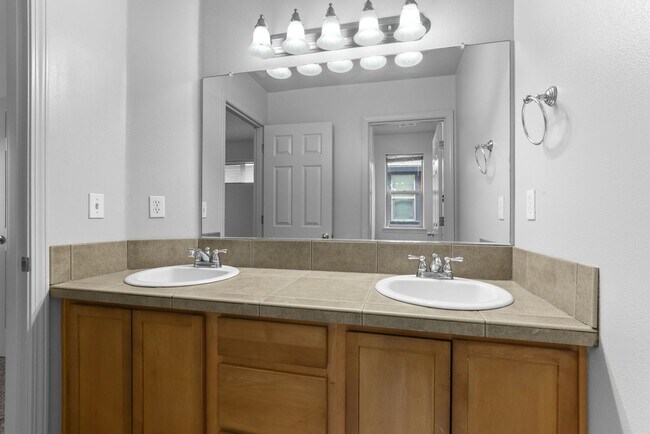 Building Photo - New Price!! Available NOW Hillsboro End Unit Townhome Minutes to Intel Jones Farm, Costco, Parks ...