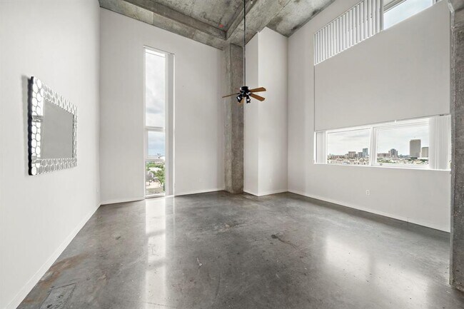 Building Photo - 2000 Bagby St