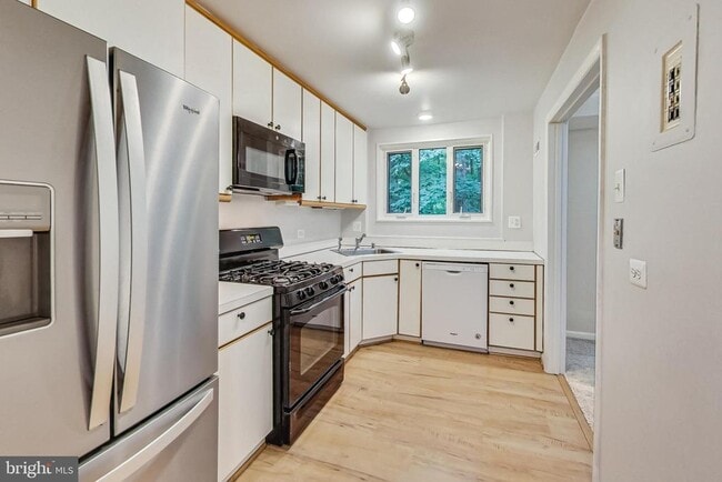 Building Photo - 10501 Montrose Ave