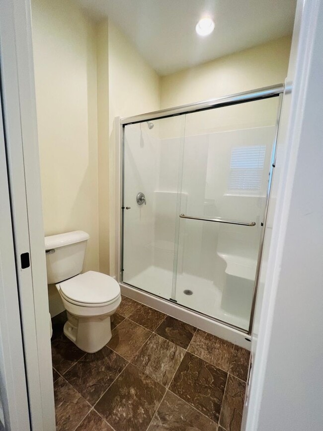 Building Photo - Newer Home - 3 Bedroom - 2 Bath - Hamilton