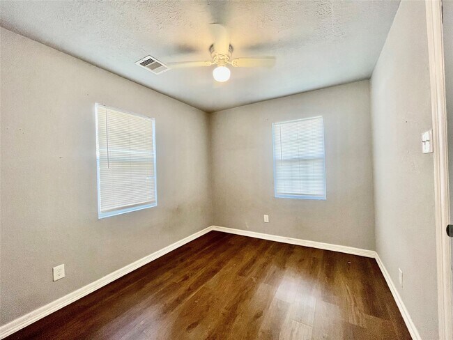 Building Photo - 6803 Bloom Dr