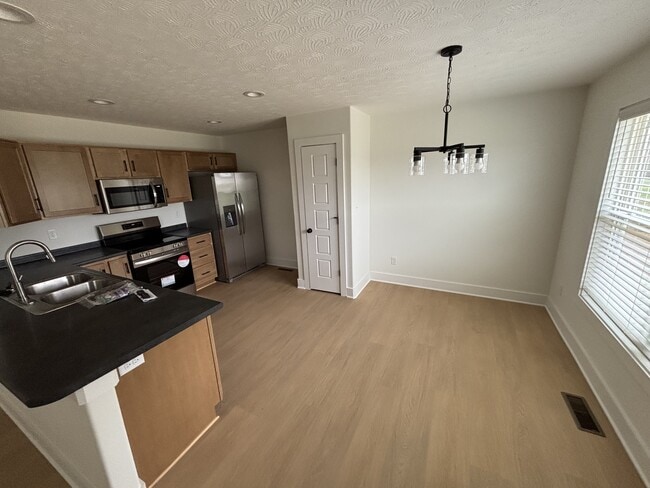 Building Photo - 921 Alberta Dr