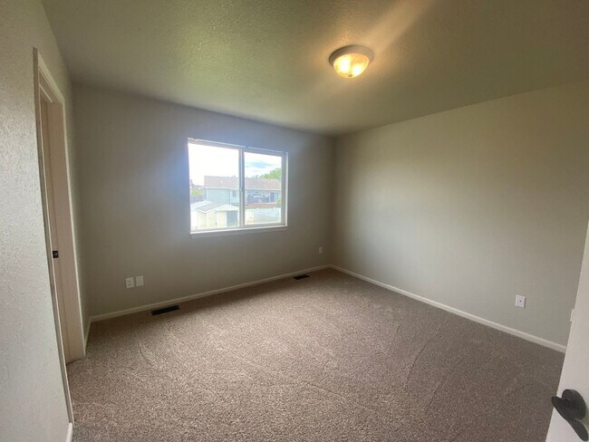 Building Photo - 4 BED | 3 BATH | 3 CAR GARAGE | SUMMERSET