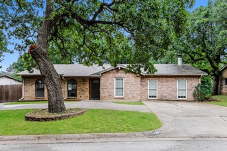 Building Photo - 224 NE Michael Dr
