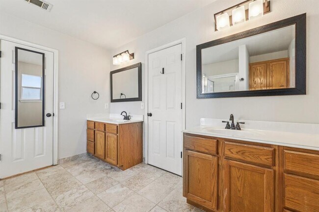 Building Photo - 602 Los Robles Rd