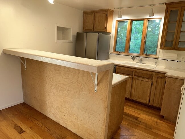 Building Photo - 2000+ sf home is in a great location, pet ...