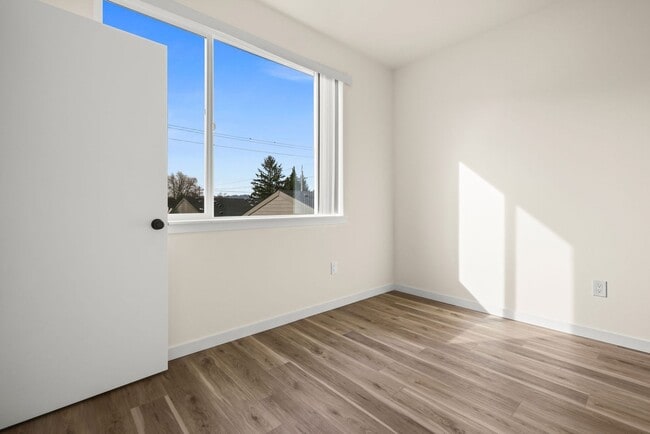 Building Photo - Vancouver Townhouses - Get 1 Month Free!