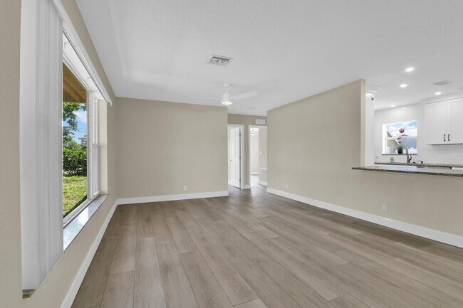 Building Photo - 350 NE 29th St