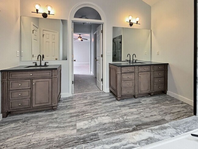 Building Photo - Gorgeous Home in Mableton