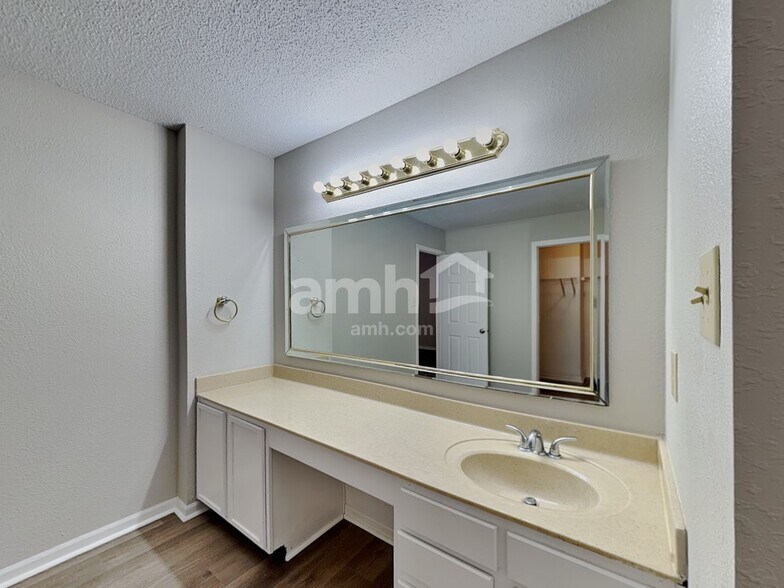 Building Photo - 5793 Amber Ln