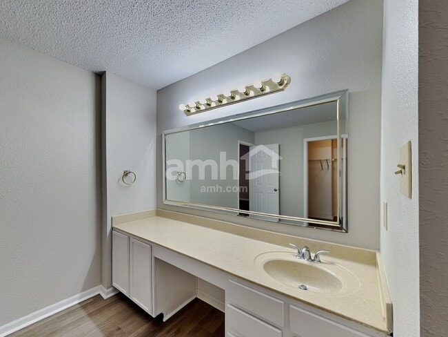 Building Photo - 5793 Amber Ln