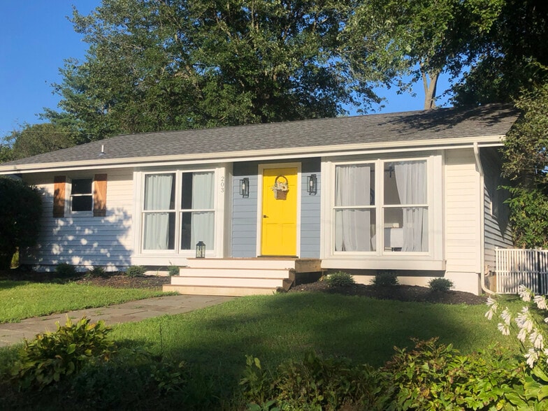 Building Photo - 203 Maple St