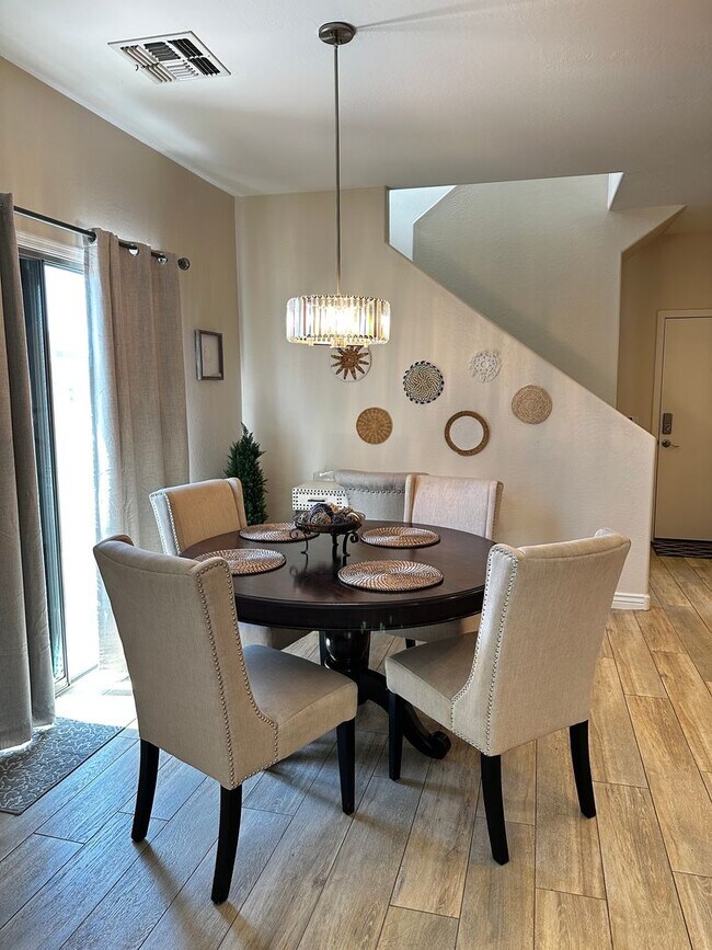 Building Photo - HIGHLY DESIRABLE FULLY FURNISHED 3 BEDROOM...