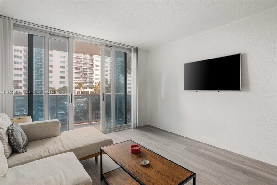 Building Photo - 7501 E Treasure Dr