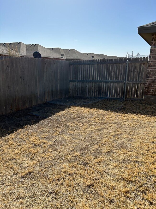 Building Photo - Beautiful Townhome