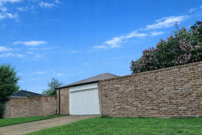 Building Photo - 15826 Los Altos Dr