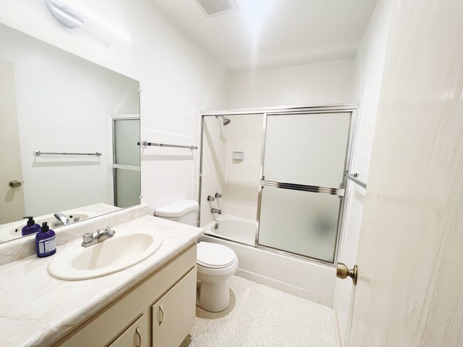 Building Photo - 21 Hillview Ct