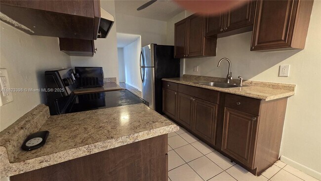 Building Photo - 250 Jacaranda Dr