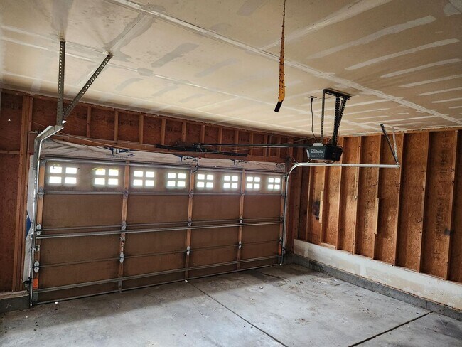 Building Photo - 3 Bedroom 2 full bathrooms in Brighton