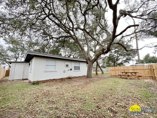 Building Photo - Quaint 1 bedroom cottage in Fort Walton Be...