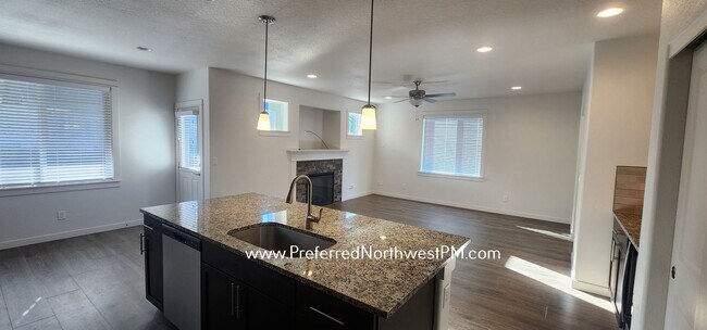 Building Photo - Stunning new build in Lowell