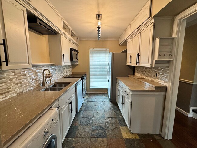 Building Photo - 2041 Winrock Blvd