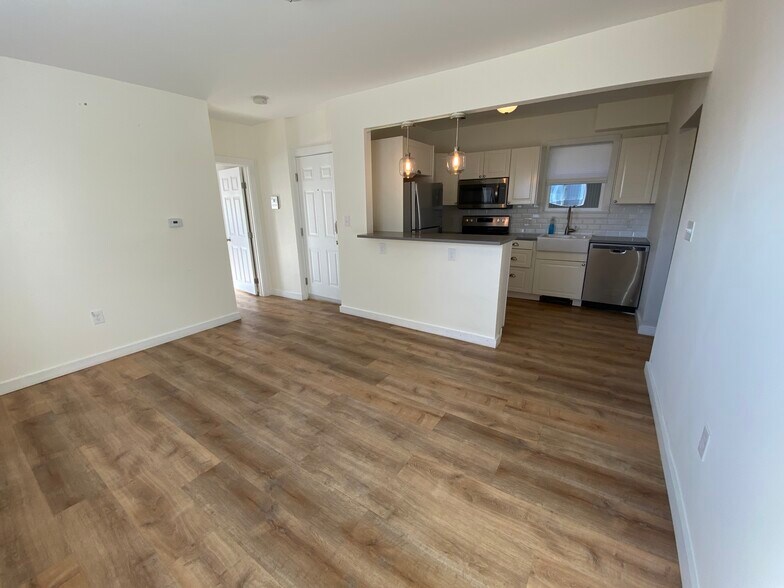 Primary Photo - 300 Marginal St