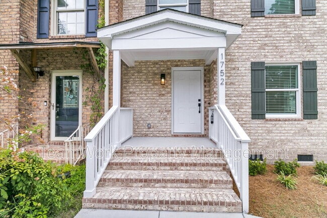 Building Photo - 1752 Skinner Ave