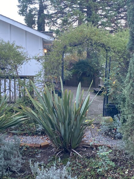 Primary Photo - 130 Lily Vine Ln