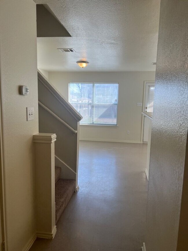 Building Photo - 929