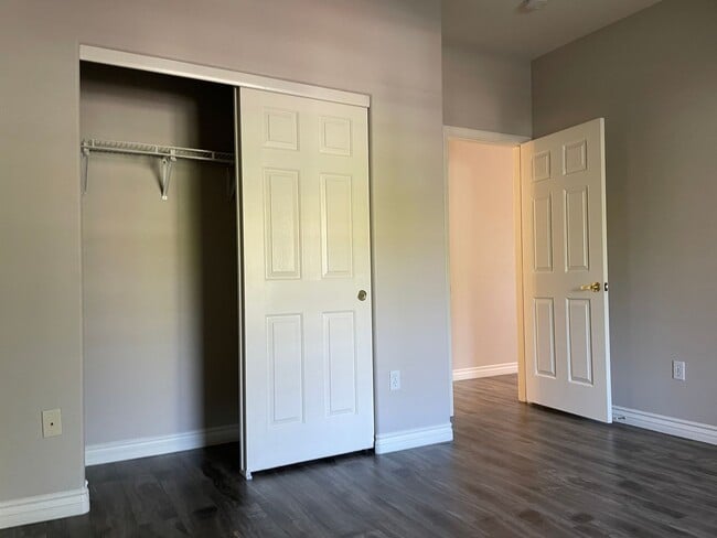 Building Photo - 2 Bedroom Summerlin Condo - Gated community