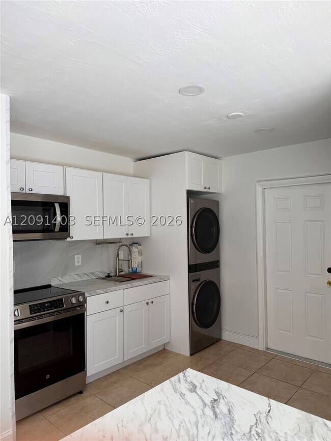 Building Photo - 504 NW 7th Ct
