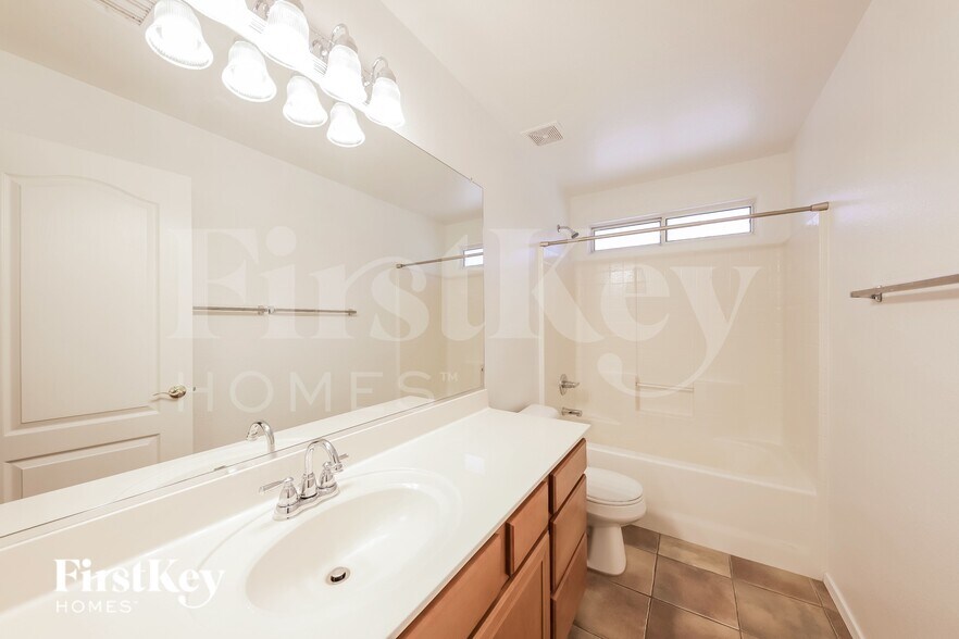 Building Photo - 7834 W Robin Ln